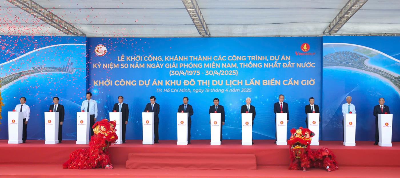 Các đại biểu bấm nút khởi công dự án