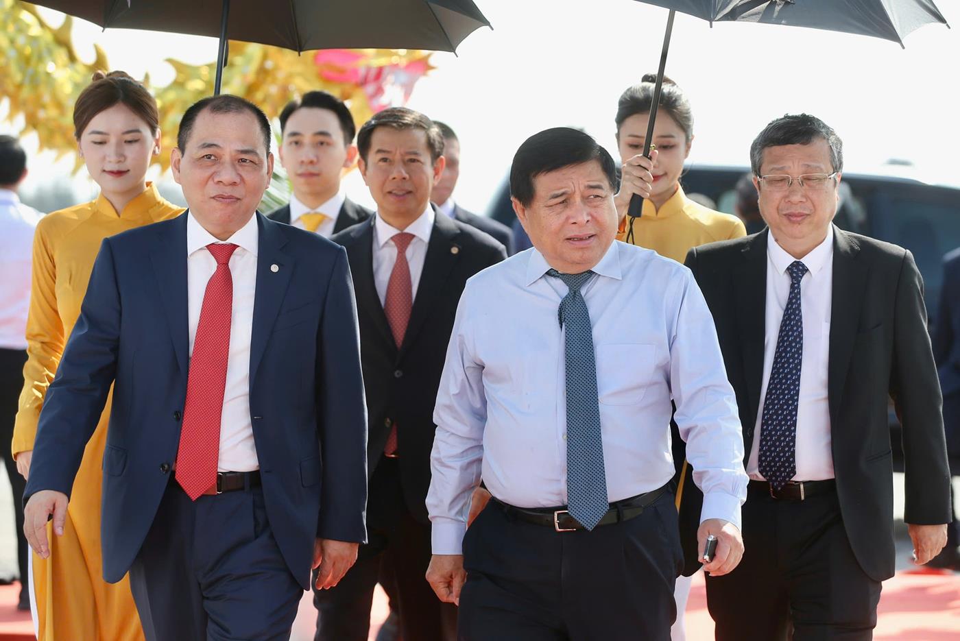 Phó Thủ tướng Chính phủ Nguyễn Chí Dũng (phải) và ông Phạm Nhật Vượng (trái).
