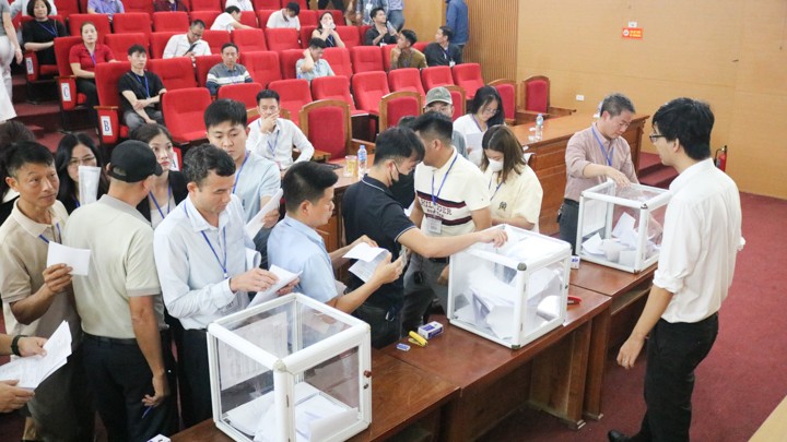 Các nhà đầu tư bỏ phiếu trả giá đất trong phiên đấu giá mới đây tại huyện Quốc Oai. Ảnh: UBND huyện Quốc Oai