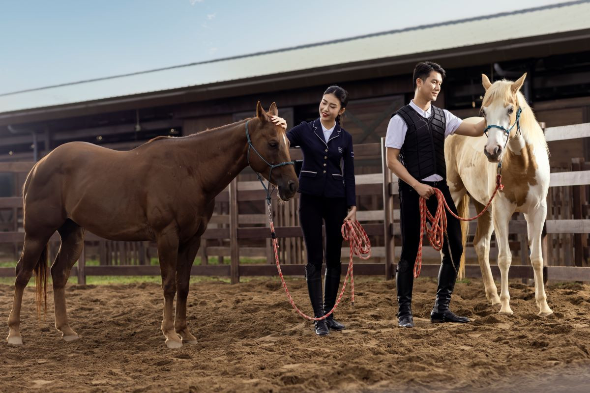 Cưỡi ngựa yêu cầu sự tương tác giữa người và ngựa giúp người tập phát triển kỹ năng giao tiếp.