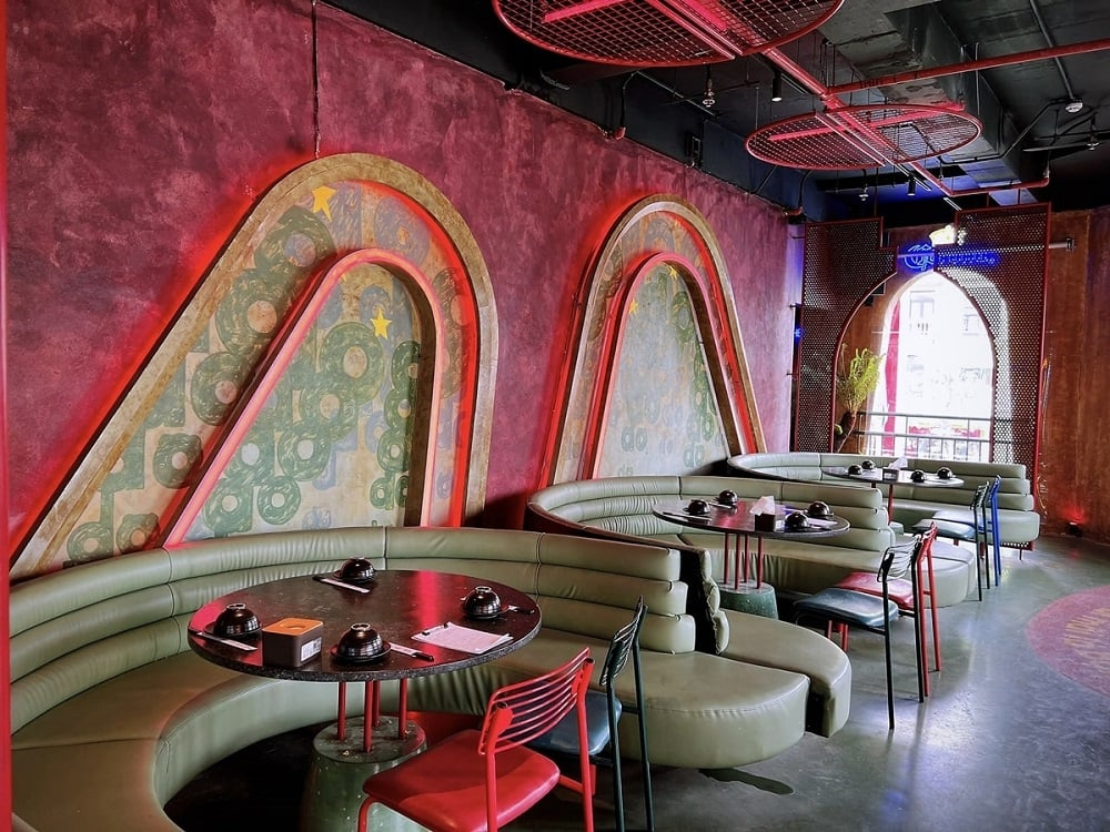 Không gian độc đáo tại quán nhậu Tự Do (Nguồn: VinWonders)