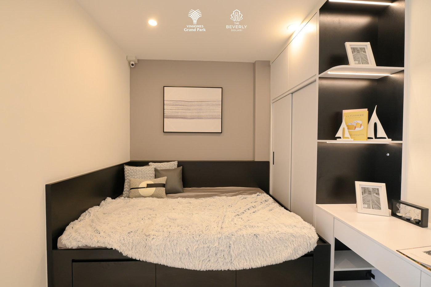 Phòng ngủ nhỏ được thiết kế tối ưu diện tích, với nội thất có thể linh hoạt sử dụng cho nhiều mục đích.