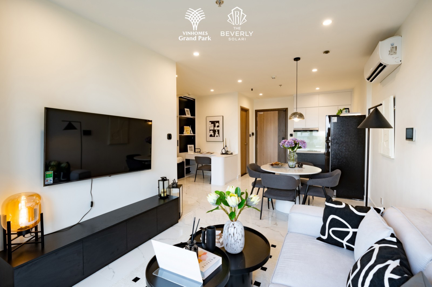 Phòng khách thông với phòng bếp đồng thời là phòng ăn