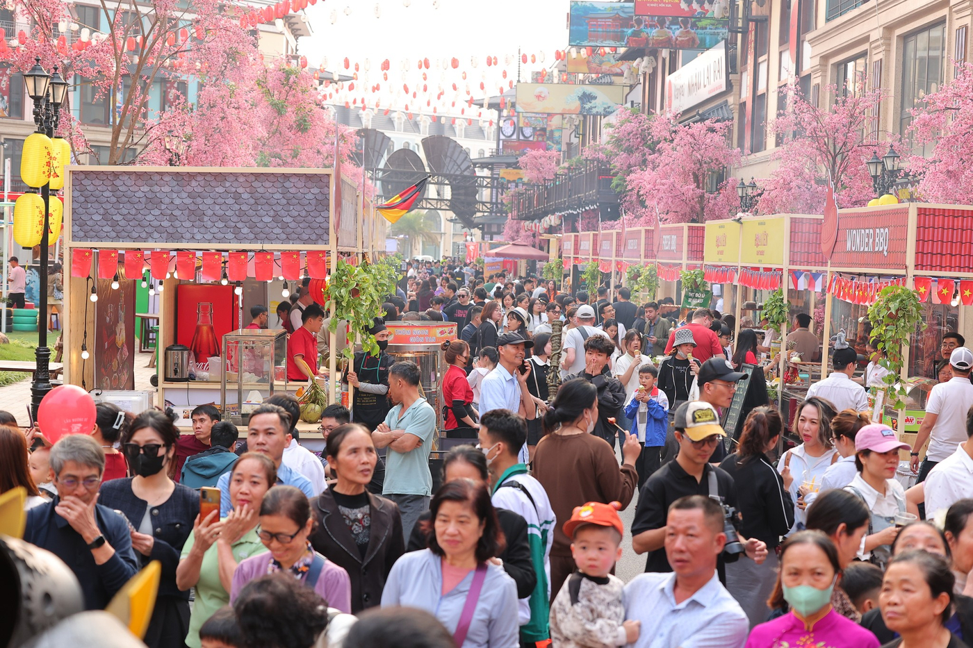 Số lượng khách tham quan khổng lồ tại Vinhomes Ocean Park 3.