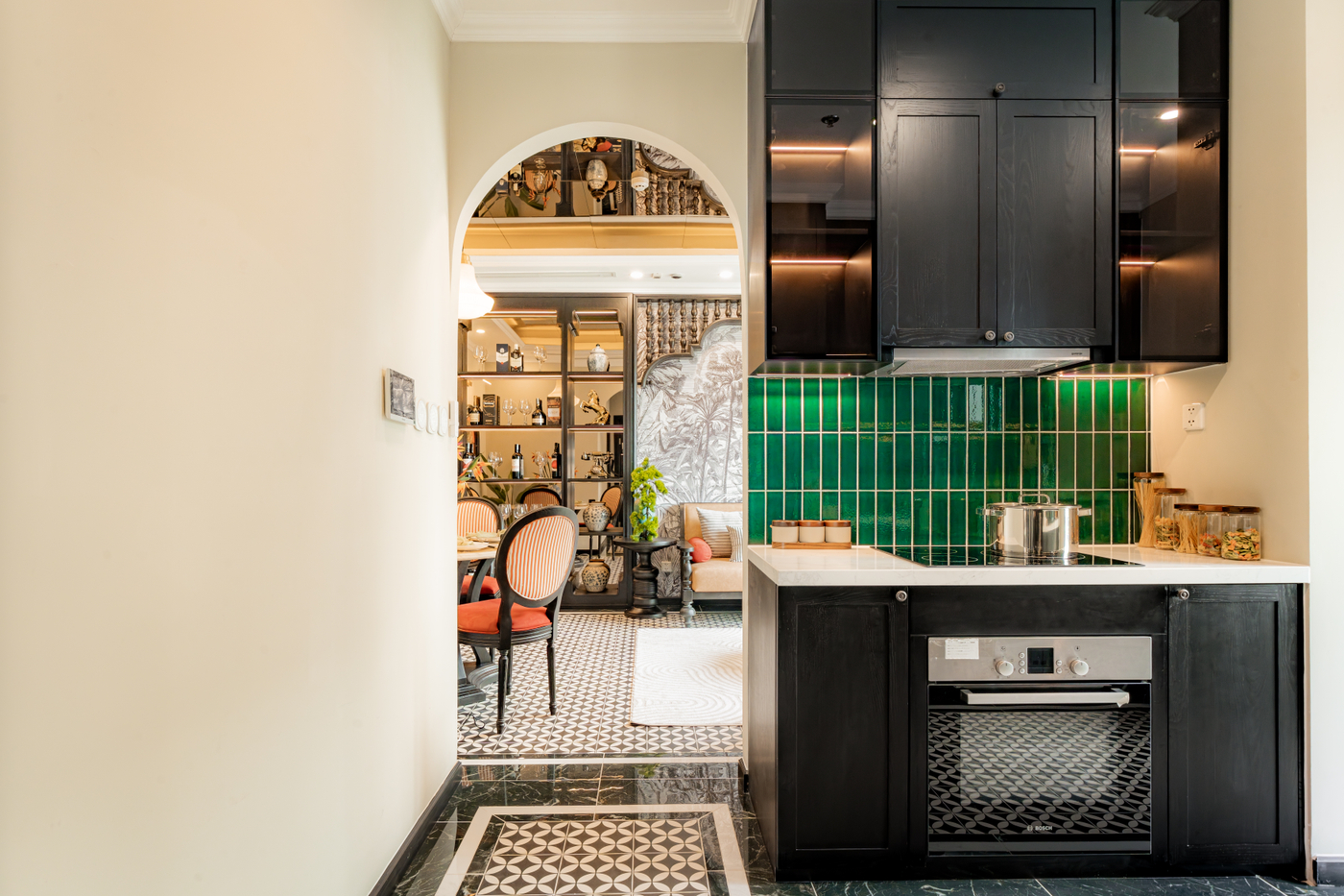 Hệ thống tủ bếp tại The Opus One được thiết kế với các ngăn chứa thông minh, giúp tối ưu hóa không gian lưu trữ (Hình ảnh chỉ mang tính chất minh họa)