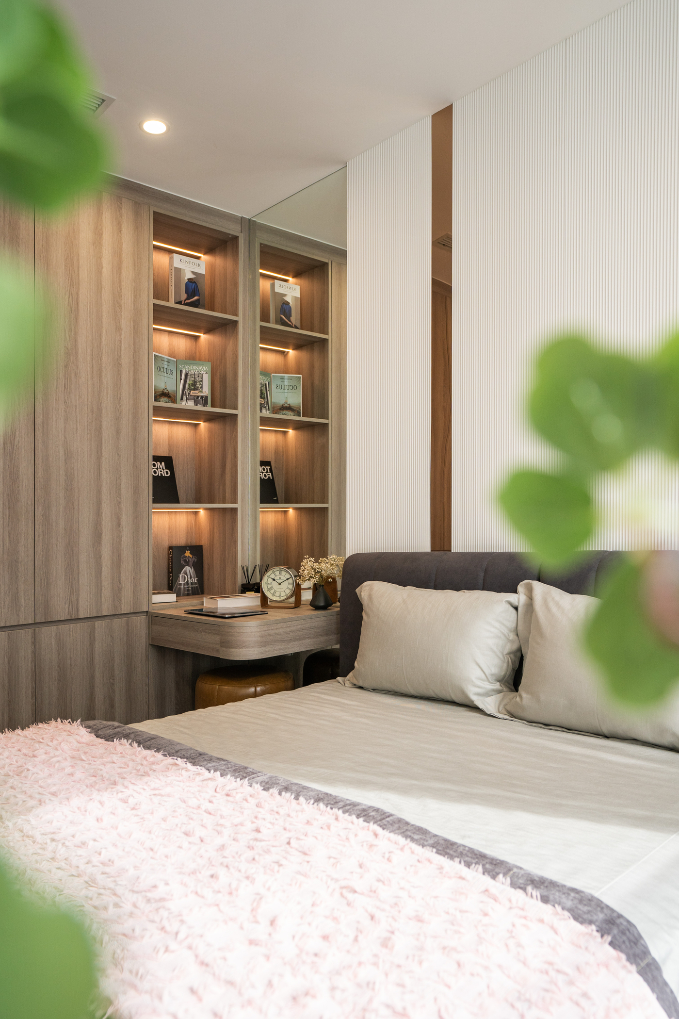 Được làm từ vật liệu hiện đại, tủ tường tại phòng ngủ không chỉ tiện lợi mà còn hòa hợp với thiết kế của toàn bộ căn hộ (Hình ảnh chỉ mang tính chất minh họa)