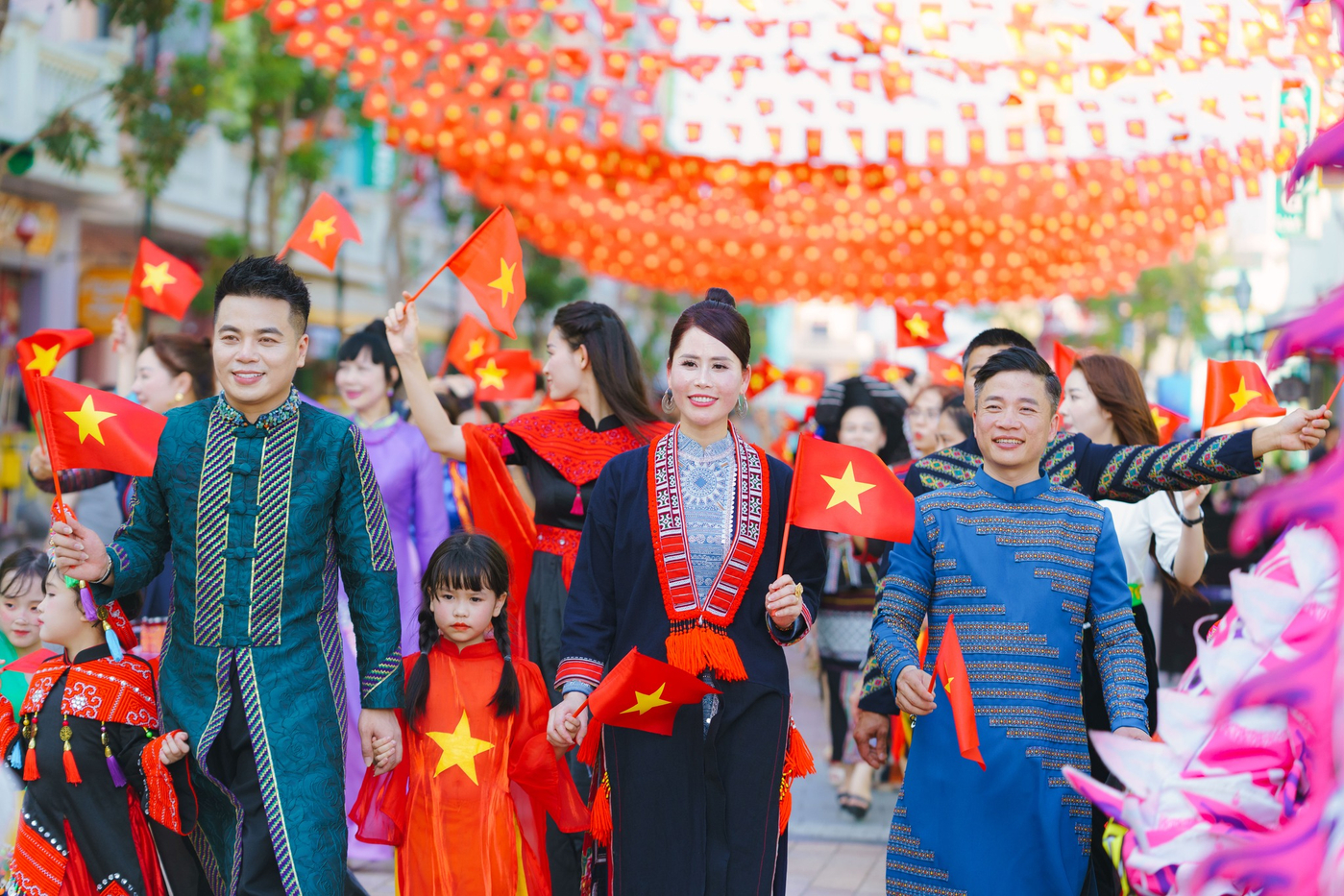 Hàng ngàn du khách đổ về cùng tham gia chuỗi hoạt động Ngày hội dân tộc tại Ocean City