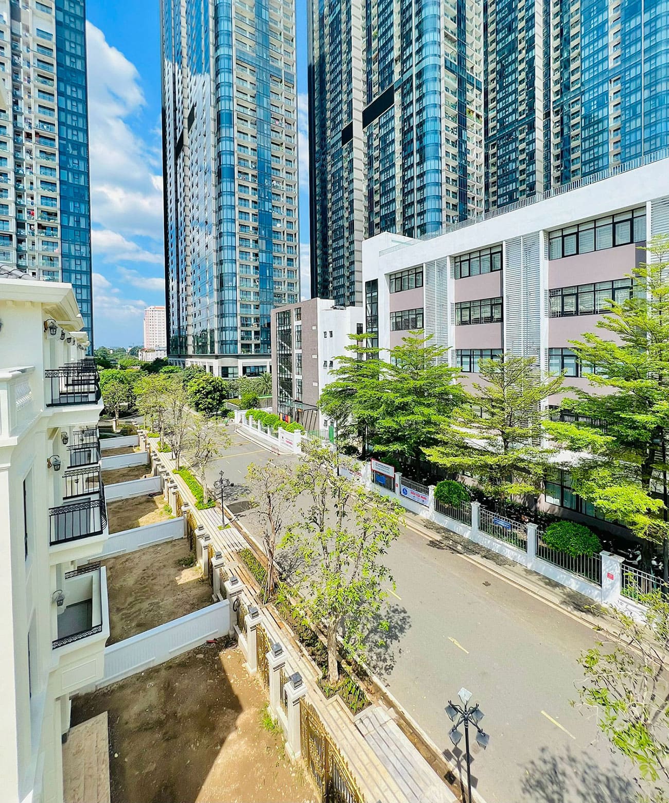 Hình ảnh thự tế khu biệt thự Bason The Victoria Vinhomes Golden River tại phường Bến Nghé, Quận 1. Hình ảnh thự tế khu biệt thự Bason The Victoria Vinhomes Golden River tại phường Bến Nghé, Quận 1.