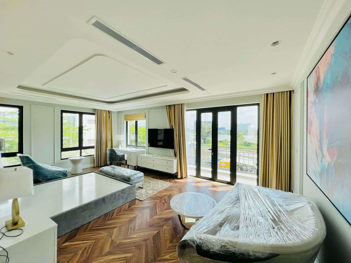 Hình ảnh thự tế khu biệt thự Bason The Victoria Vinhomes Golden River tại phường Bến Nghé, Quận 1. Hình ảnh thự tế khu biệt thự Bason The Victoria Vinhomes Golden River tại phường Bến Nghé, Quận 1.