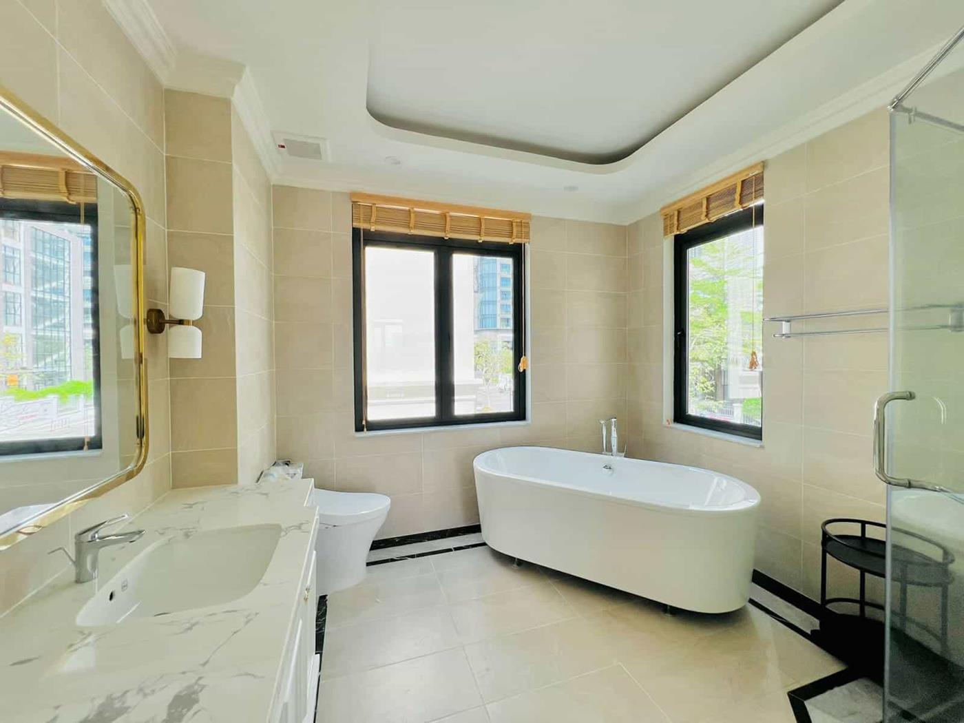 Hình ảnh thự tế khu biệt thự Bason The Victoria Vinhomes Golden River tại phường Bến Nghé, Quận 1. Hình ảnh thự tế khu biệt thự Bason The Victoria Vinhomes Golden River tại phường Bến Nghé, Quận 1.
