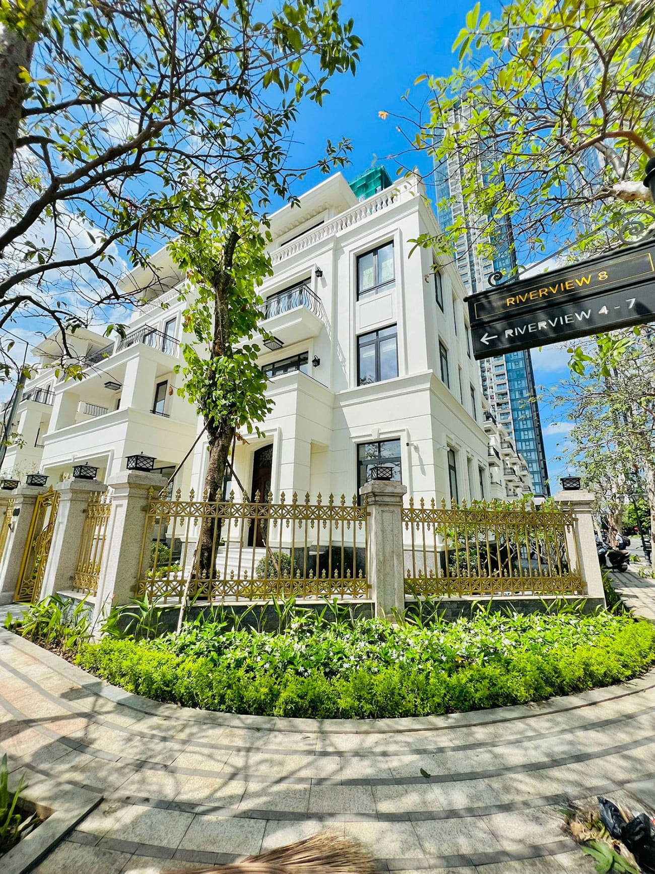 Hình ảnh thự tế khu biệt thự Bason The Victoria Vinhomes Golden River tại phường Bến Nghé, Quận 1. Hình ảnh thự tế khu biệt thự Bason The Victoria Vinhomes Golden River tại phường Bến Nghé, Quận 1.