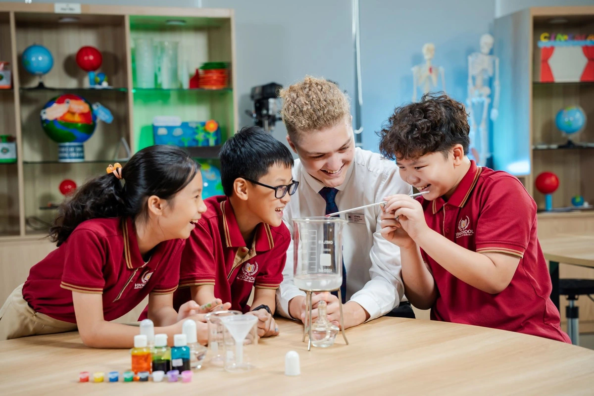 Hệ thống Vinschool định hướng dạy học theo chuẩn đầu ra phát triển cho học sinh các năng lực cốt lõi như tư duy phản biện, giải quyết vấn đề và ứng dụng thực tiễn