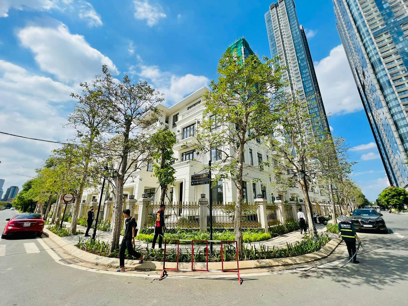 Hình ảnh thự tế khu biệt thự Bason The Victoria Vinhomes Golden River tại phường Bến Nghé, Quận 1. Hình ảnh thự tế khu biệt thự Bason The Victoria Vinhomes Golden River tại phường Bến Nghé, Quận 1.