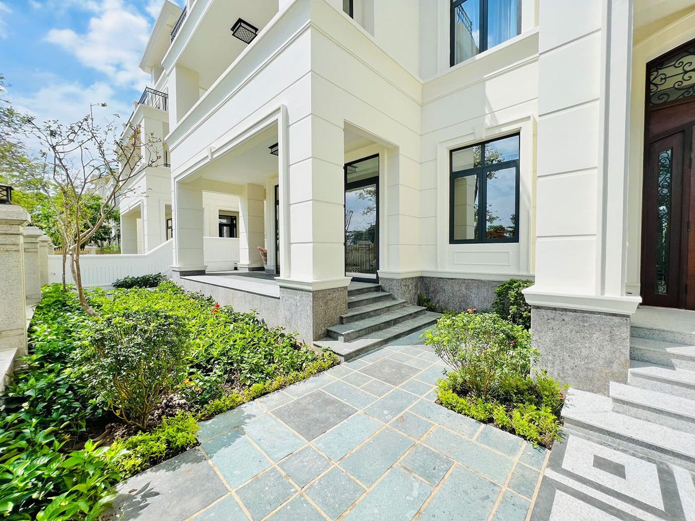 Hình ảnh thự tế khu biệt thự Bason The Victoria Vinhomes Golden River tại phường Bến Nghé, Quận 1. Hình ảnh thự tế khu biệt thự Bason The Victoria Vinhomes Golden River tại phường Bến Nghé, Quận 1.