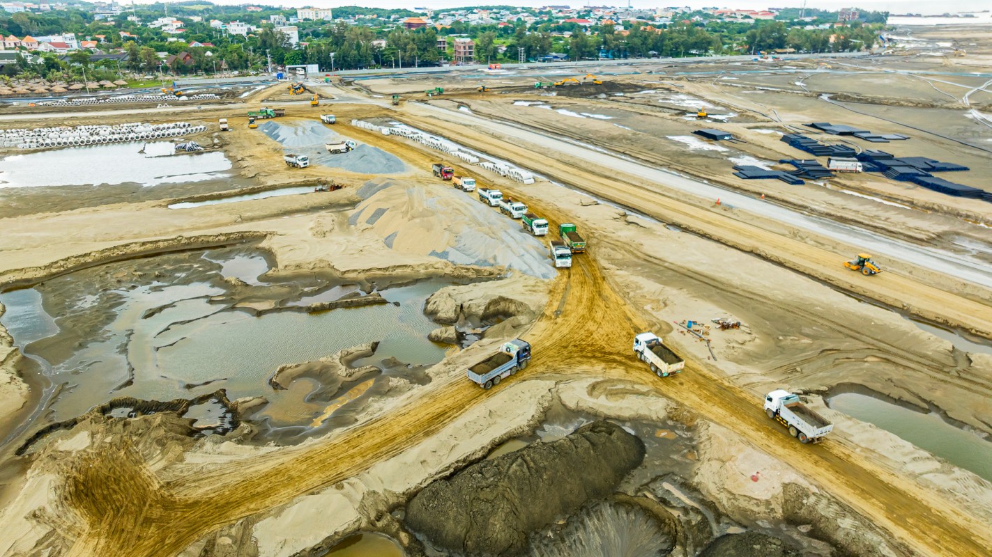 Theo ghi nhận, chỉ sau hơn 5 tháng khởi công, dự án Vinhomes Green Paradise Cần Giờ đã đạt tiến độ vượt bậc. Mặt ngoài giáp biển đã xây dựng kè chắn sóng, luồng tạm dẫn vật liệu.