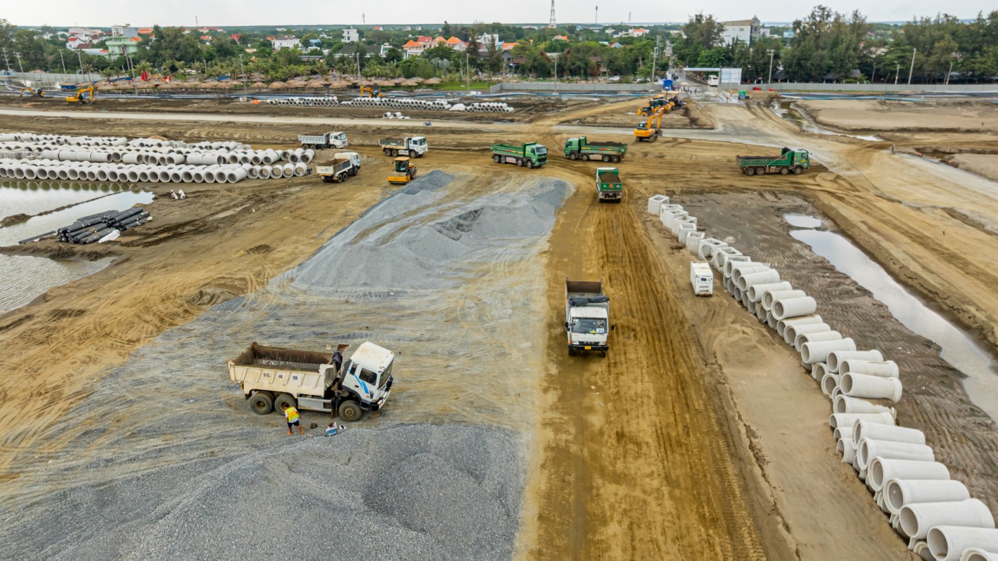 Bên trong công trường, hàng trăm máy móc hoạt động liên tục ngày đêm; các xà lan trọng tải lớn vận chuyển cát, đá, vật liệu xây dựng để đẩy nhanh tiến độ san lấp lấn biển. Ô tô tải chạy thành từng đoàn.