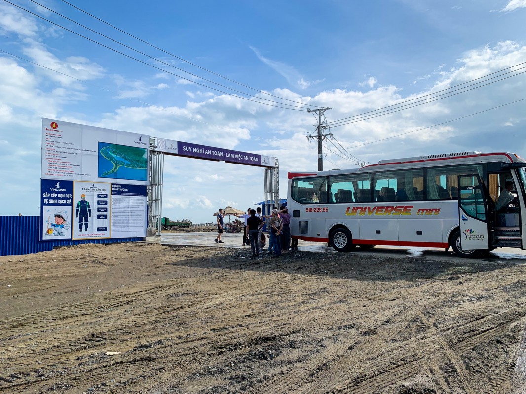 Theo chị Thanh, quản lý khu nghỉ dưỡng cạnh Vinhomes Cần Giờ: “Khoảng 2 tháng nay, nhiều nhà đầu tư nườm nượp kéo đến khảo sát, có đoàn cả nghìn người. Khách sạn quanh đây hầu hết cháy phòng cuối tuần”.