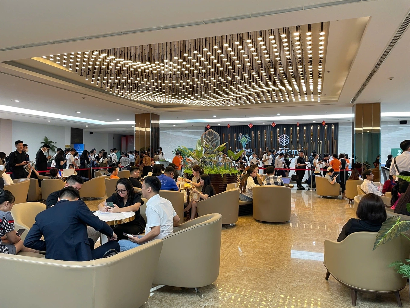 Hàng trăm người xếp hàng săn cơ hội sở hữu sớm quỹ căn đẹp nhất Vịnh Ngọc (Ảnh: CĐT).