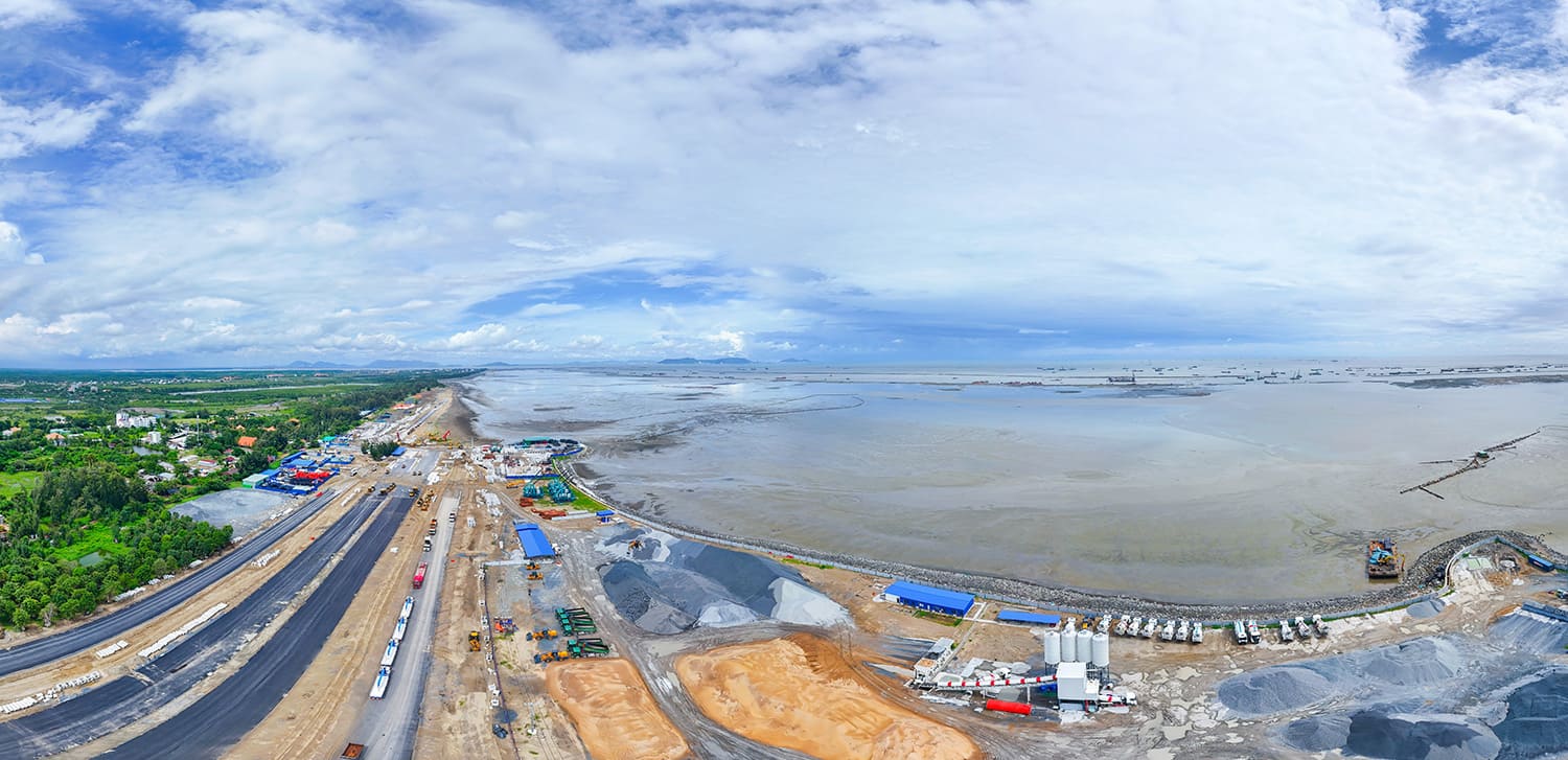 Chỉ sau 5 tháng khởi công, phân khu A của dự án Vinhomes Cần Giờ đã ghi nhận tiến độ vượt bậc: bơm cát, san nền quy mô lớn, hình thành các trục đường nội bộ đầu tiên và cảnh quan ven biển. Ảnh: PQR.