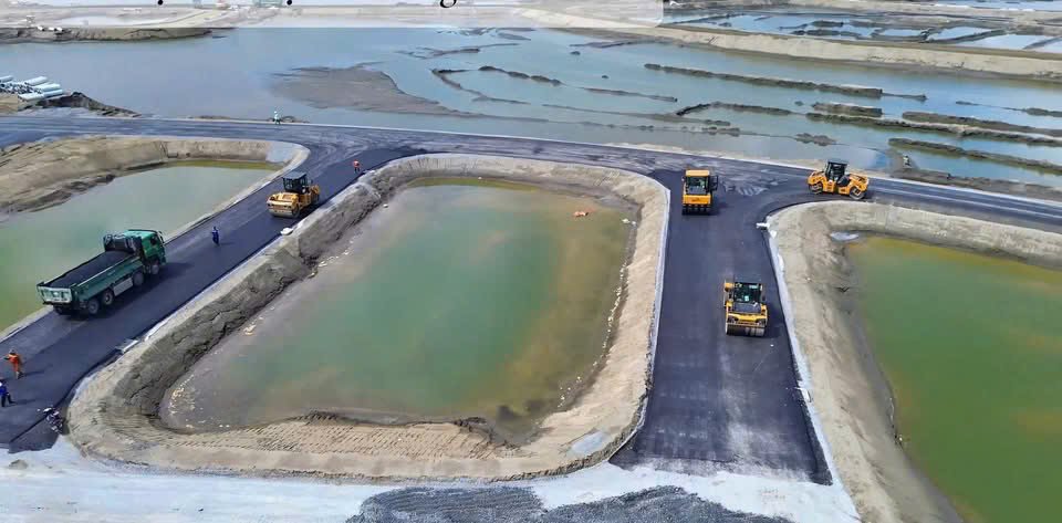 Chủ đầu tư Vinhroup áp dụng công nghệ phun cát hiện đại kết hợp nguyên tắc cân bằng đào - đắp để xử lý nền đất yếu