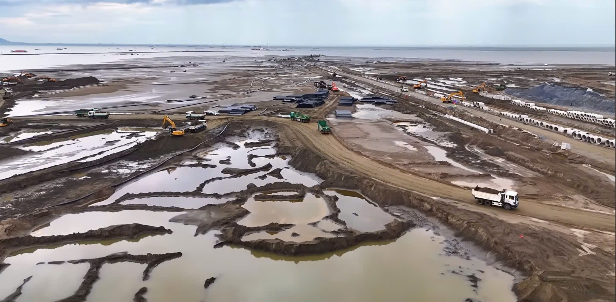 Chỉ sau 5 tháng khởi công, phân khu A của dự án Vinhomes Cần Giờ đã ghi nhận tiến độ vượt bậc: bơm cát, san nền quy mô lớn, hình thành các trục đường nội bộ đầu tiên và cảnh quan ven biển. 