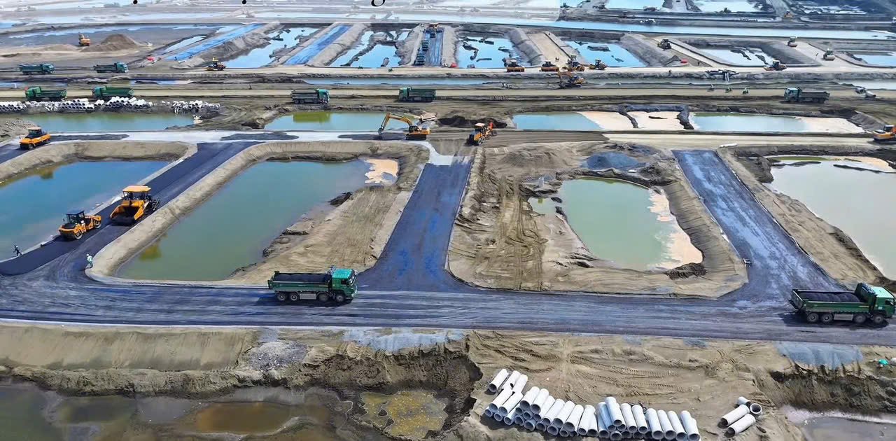 Các tuyến đường nhựa nội khu đang dần hình thành, cho thấy tiến độ Vinhomes Green Paradise đảm bảo đúng kế hoạch